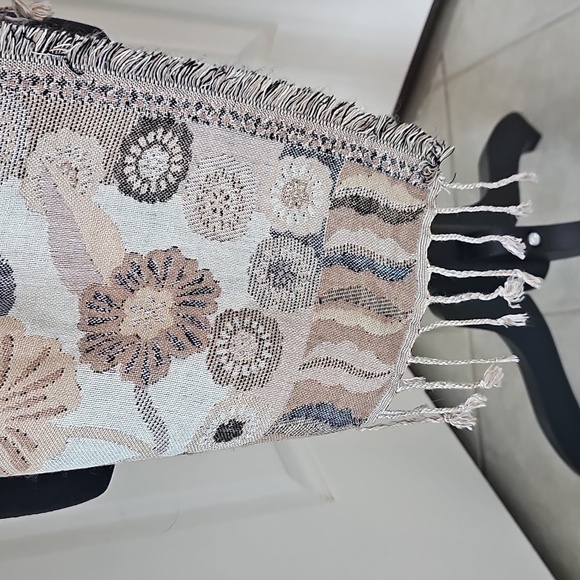 NWT Vince Camuto Beige Floral Scarf with Fringe - Picture 6 of 16